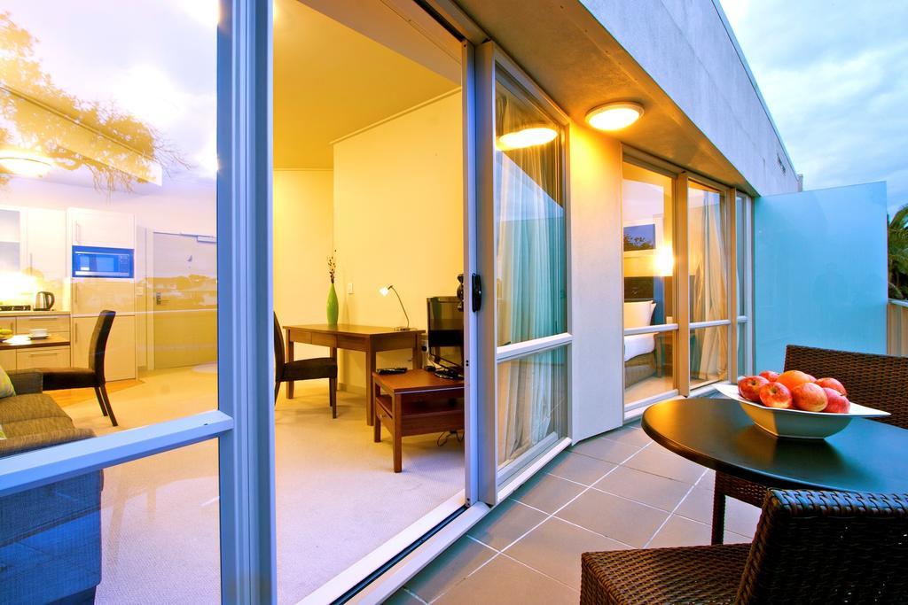 Vr Takapuna Auckland Esterno foto A sliding door