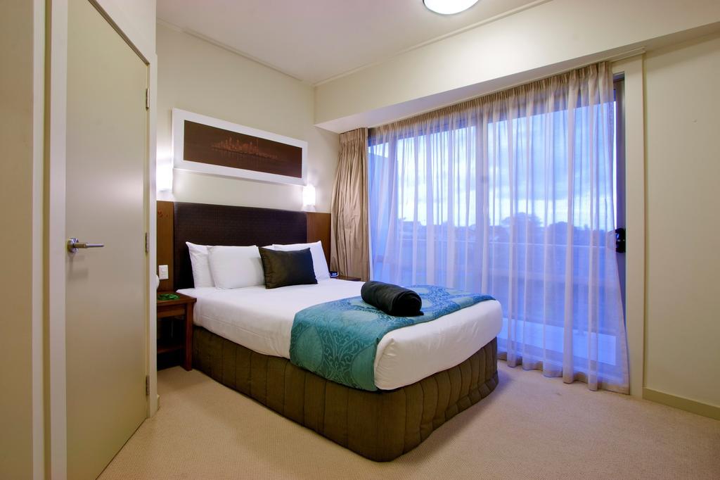 Vr Takapuna Auckland Esterno foto A bedroom at the Mantra on Lakeview