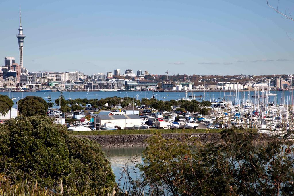 Vr Takapuna Auckland Esterno foto View of the Auckland waterfront from the suburb of Albany